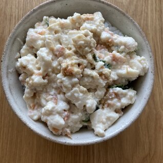 鮭フレークと青じその豆腐丼